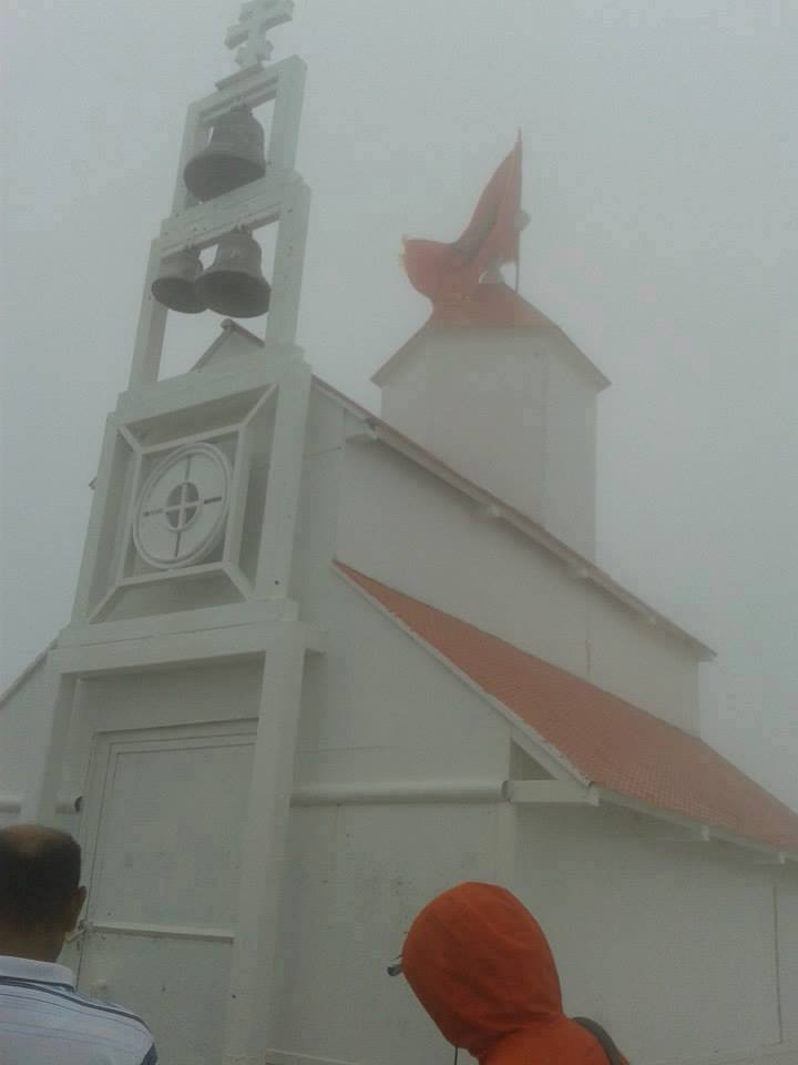 albanska-zastava-na-rumijskoj-crkvi-danas