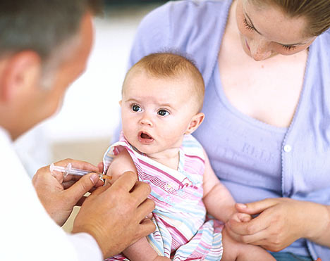 Вакцинација детета или казна, а ко контролише ММР вакцину?